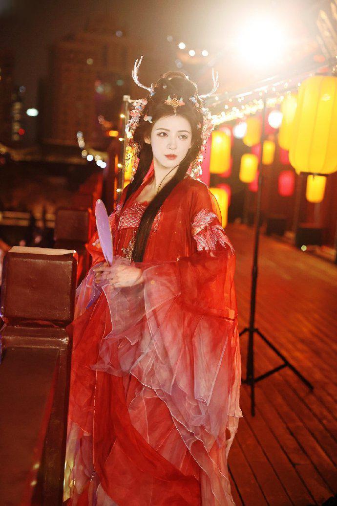 张予曦在的活动中一身红衣亮相,真的好像是从古代穿越过来的龙女啊!