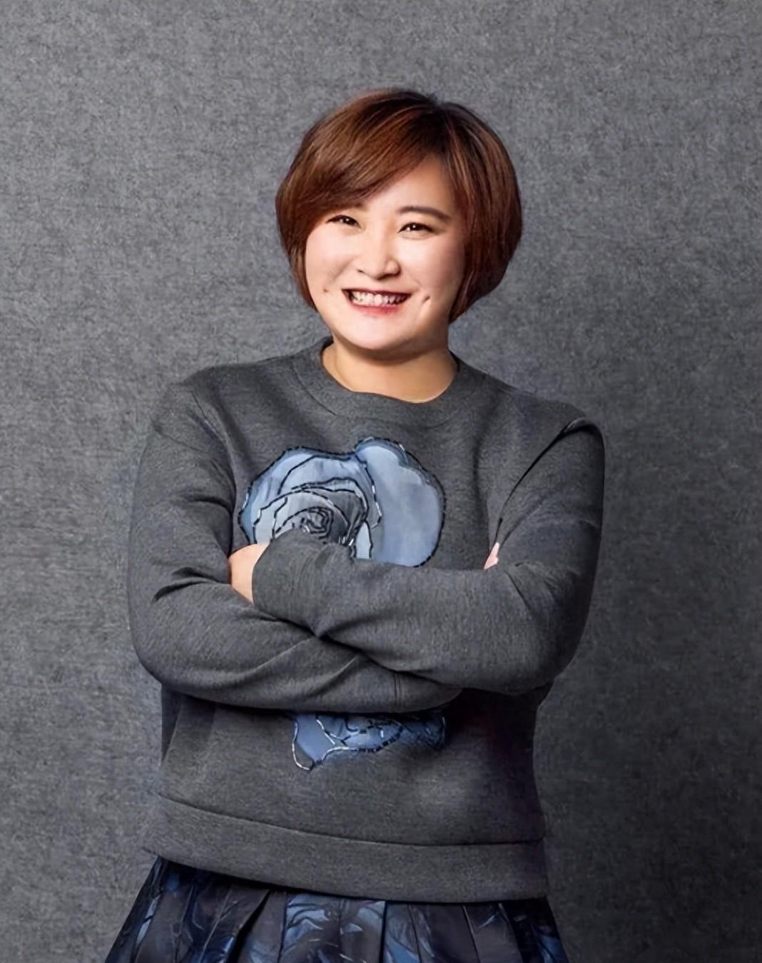 贾玲:喜剧女演员的成长之路 贾玲,中国内地著名的喜剧女演员,编剧和
