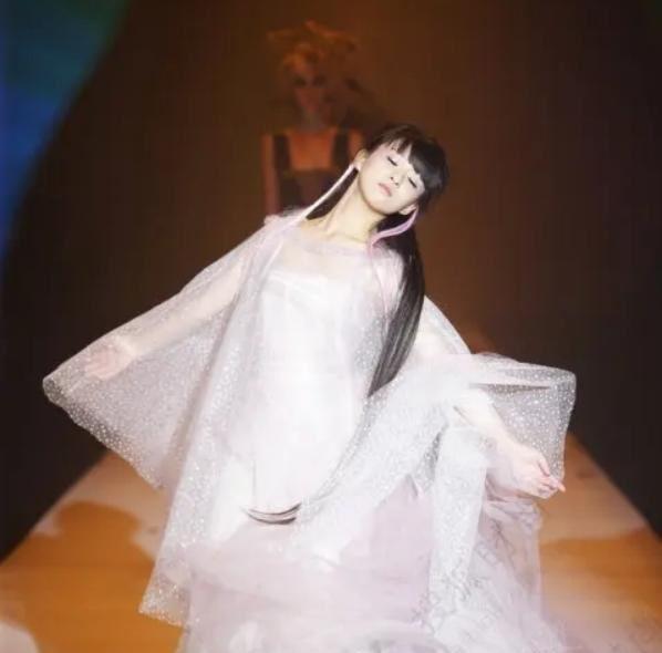 小彩旗:从春晚走红到淡出娱乐圈,重新定义成功的舞者 小彩旗,这位曾经