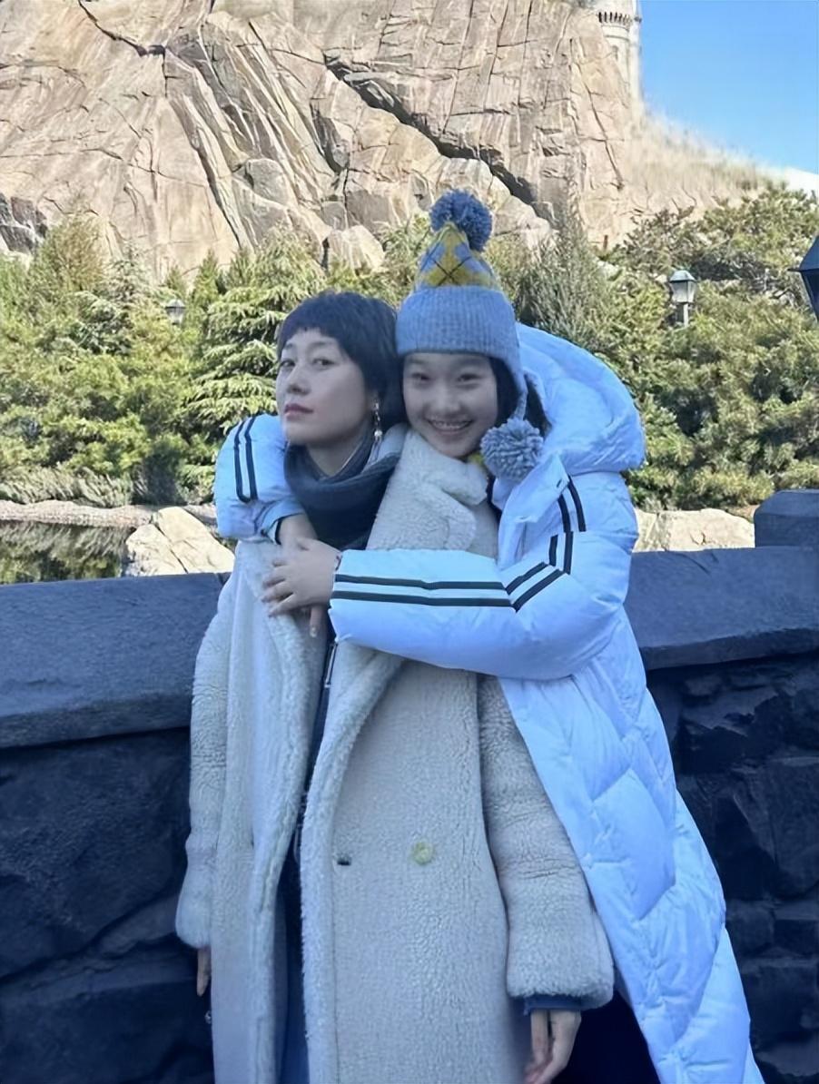 马伊琍为小女儿庆生,温馨瞬间展现母女深厚情感 前段时间,马伊琍为小