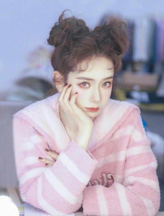1岁多儿子首露面,颜值爆表 1月16日,戚薇大女儿lucky(李乐淇)迎来了9