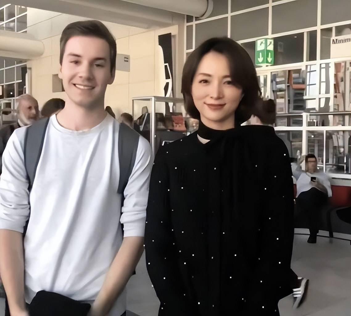 女方状态一流 董卿虽然不能上春晚,但被国外网友偶遇,状态一流,一头