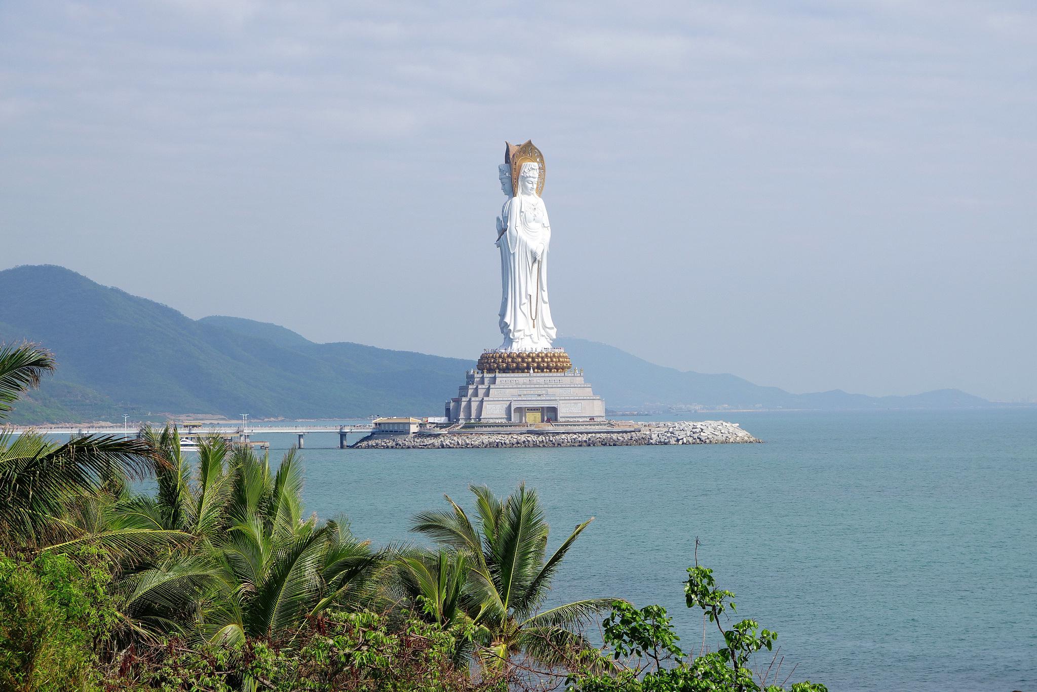 南山寺是海南三亚的一处佛教瑰宝,拥有丰富的历史和文化内涵.