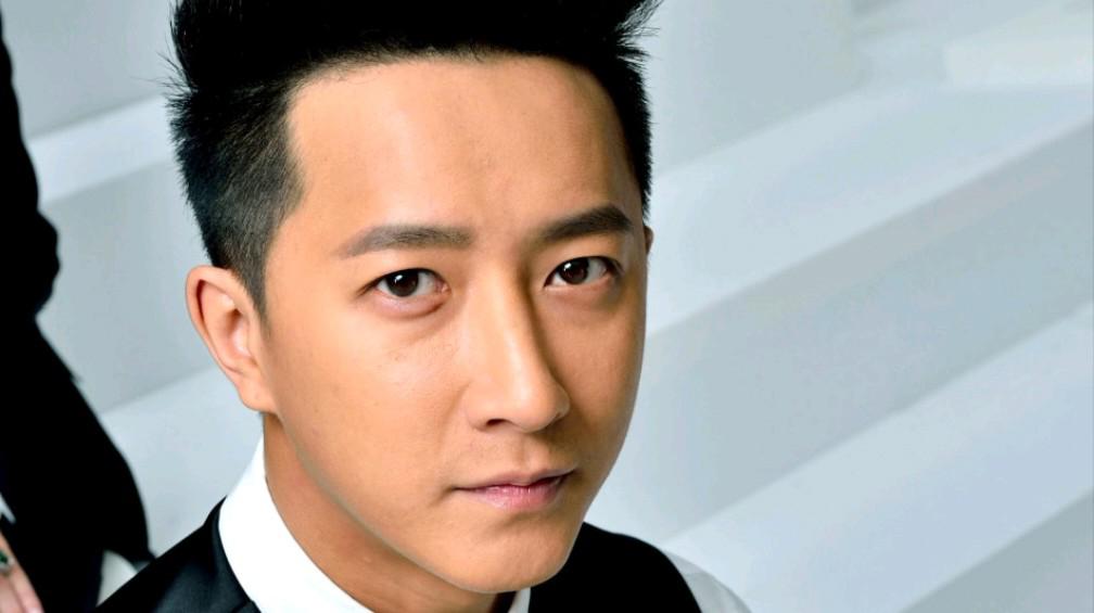 韩庚:坚韧诠释生命力量 韩庚,第一个在韩国出道的中国艺人,面对排外和