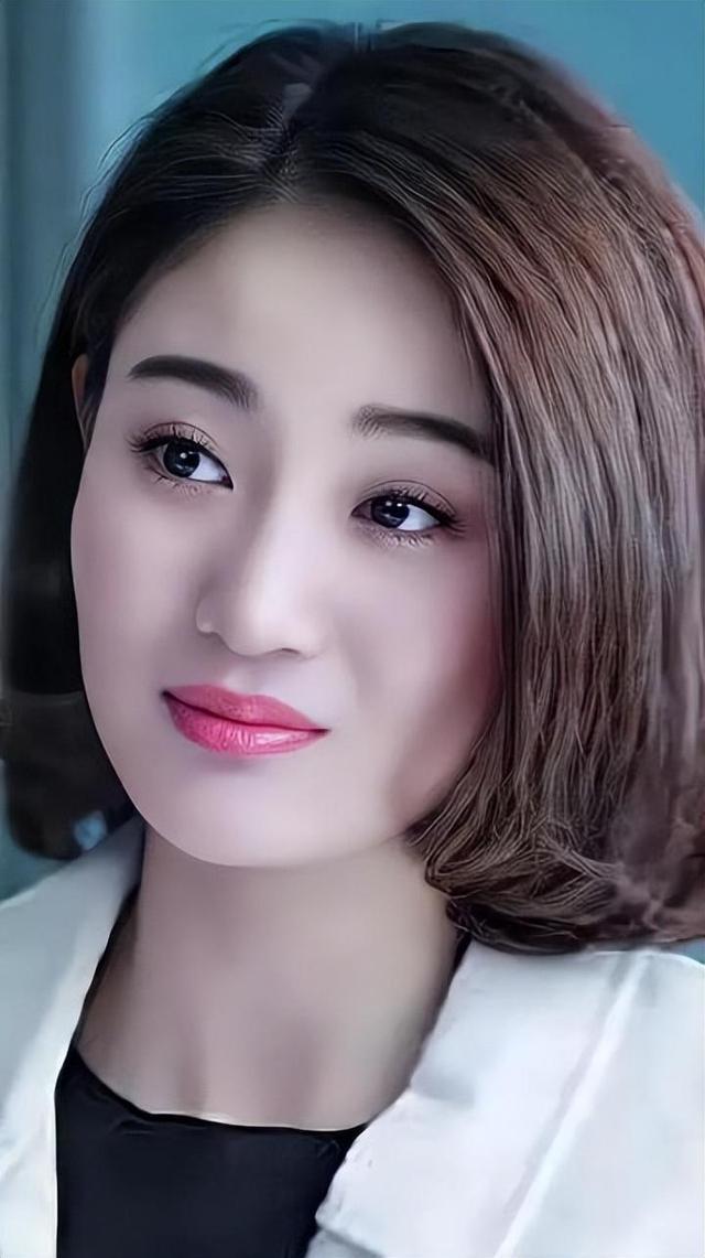 侯梦莎:军旅女神的演艺生涯与人生抉择 在娱乐圈中,侯梦莎以其军旅