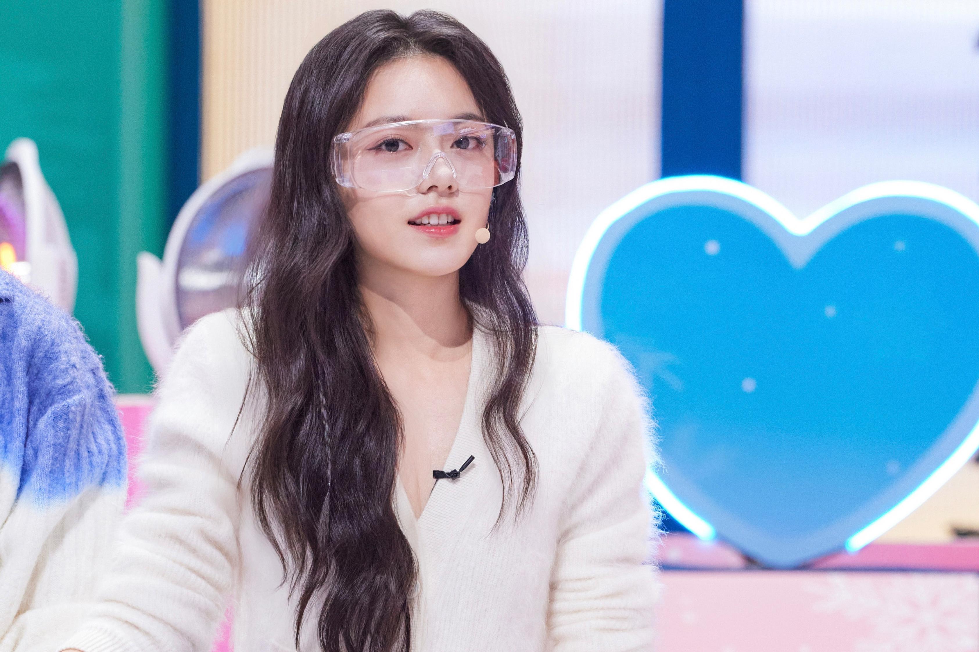 张子枫开始合作大叔了,造型又土又村 张子枫最新的作品是和赵又廷一起