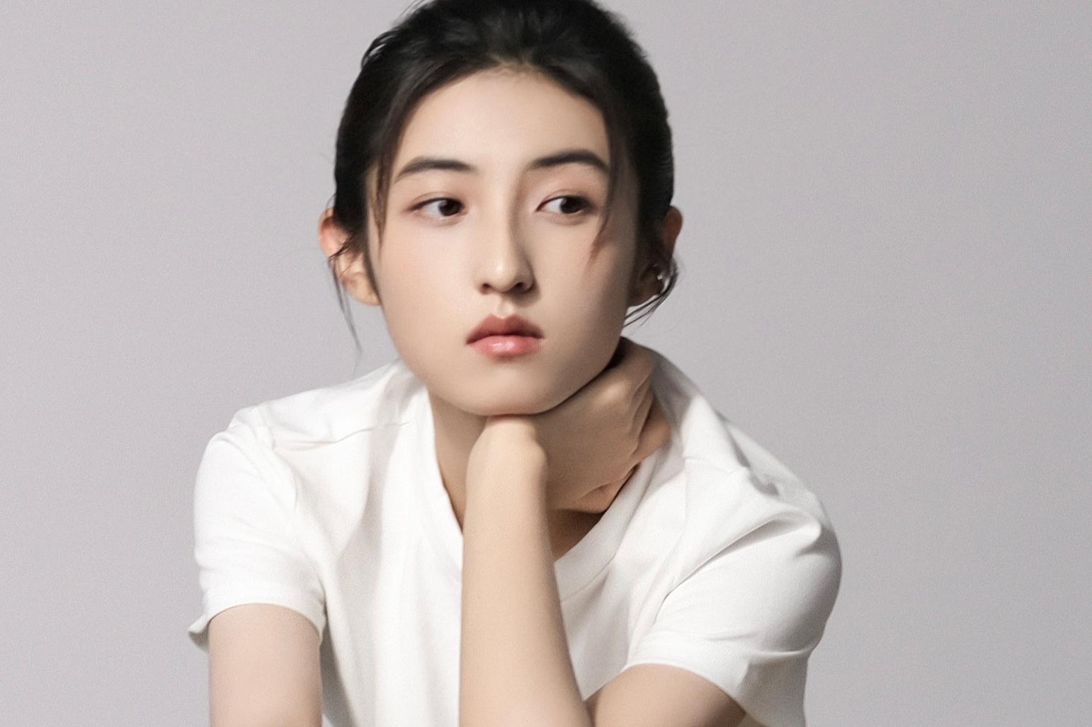 张子枫开始合作大叔了,造型又土又村 张子枫最新的作品是和赵又廷一起