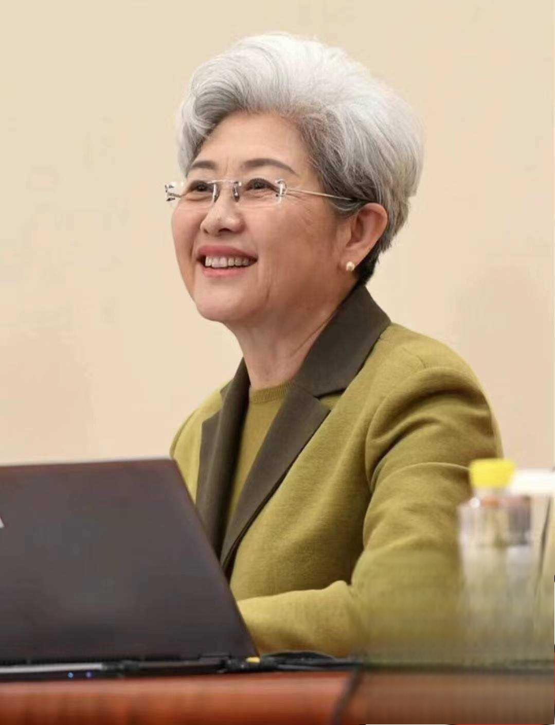 71岁"最美外交官"傅莹:穿出东方美 傅莹的穿搭风格大方得体,避免过于