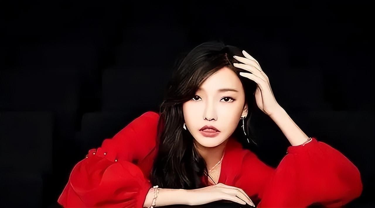 童菲:最美晶女郎 童菲是王晶的新宠,出演3部电影捞金26亿,她的演技和