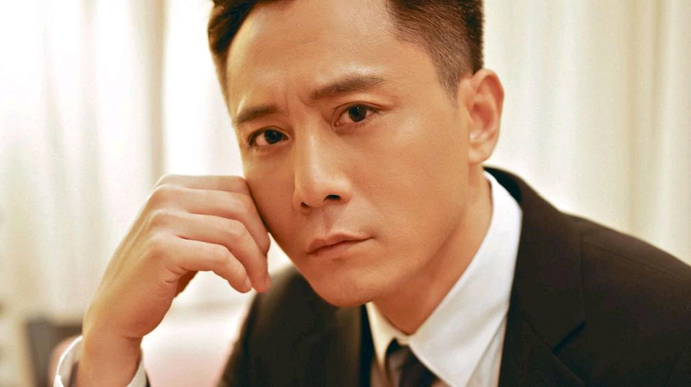 刘烨签名慌忙背后的明星与粉丝互动之道 刘烨,演技卓越的演员,话剧