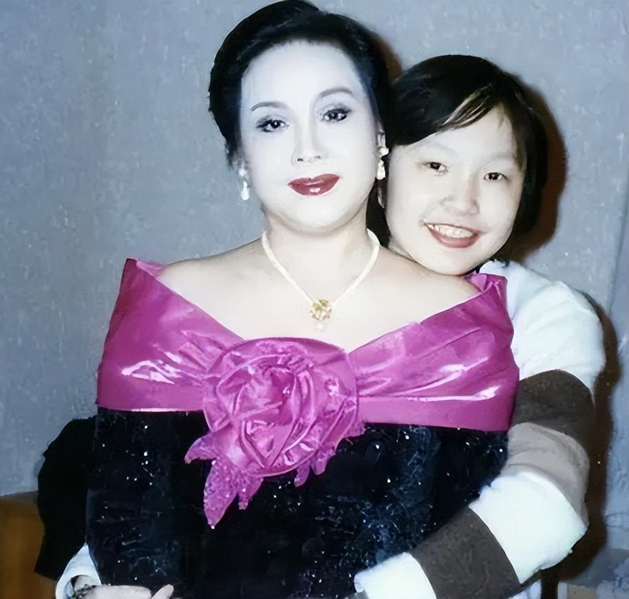 李谷一:春晚舞台上的永恒传奇 李谷一,从17岁就走上舞台,至今仍在追逐