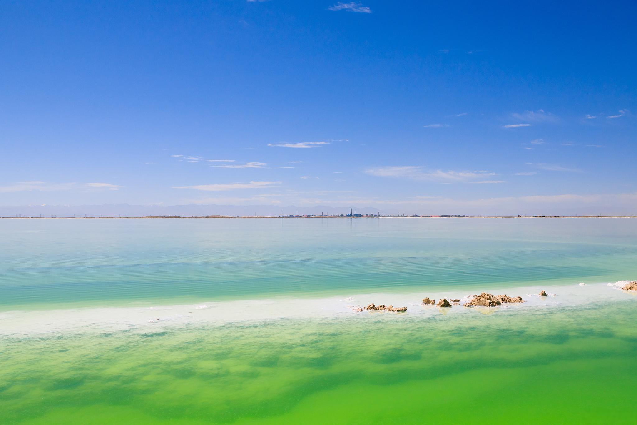 青海湖的十月:美景与感悟 青海湖的十月,湖面开始凝结成冰,随着天气的