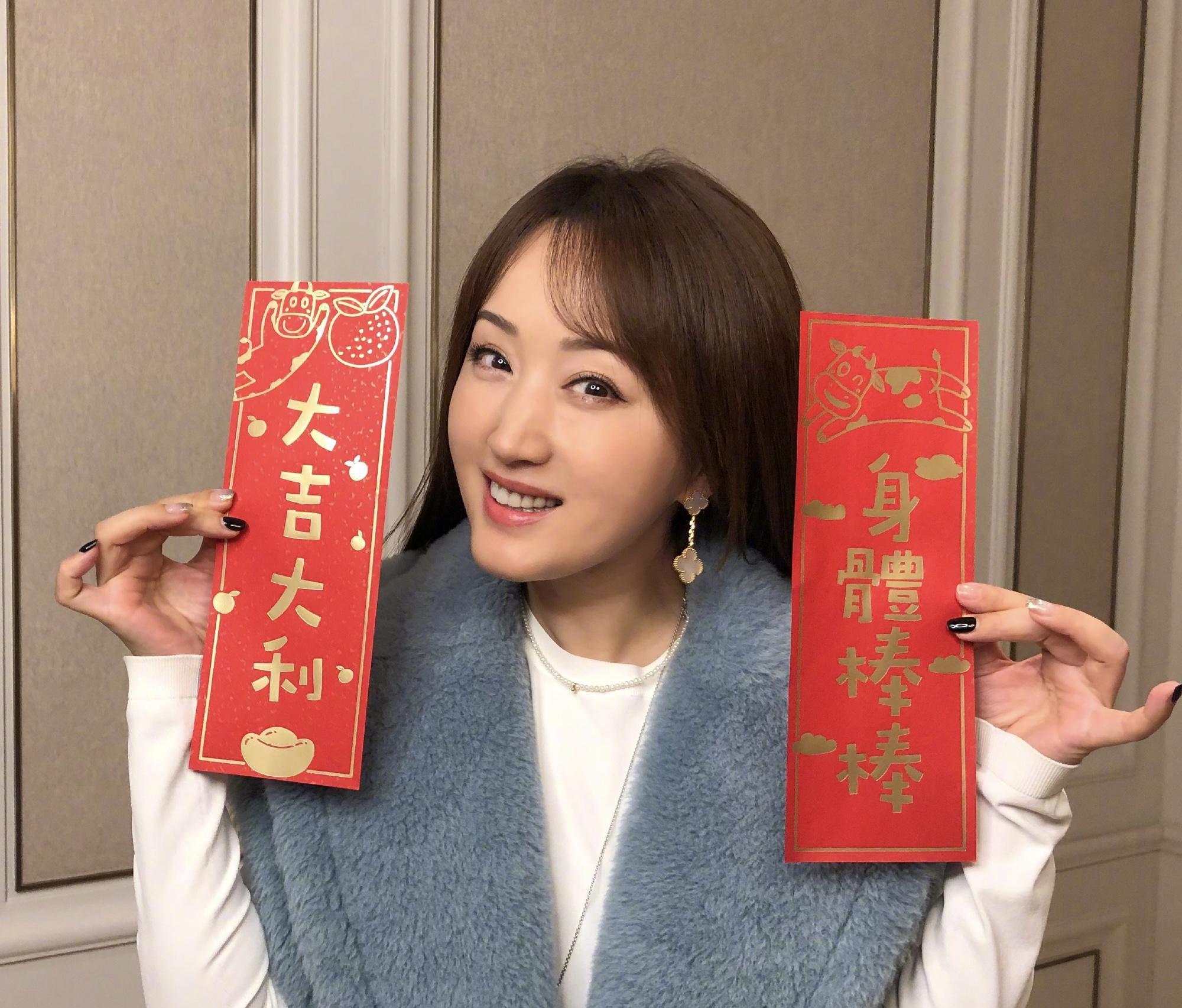 在近期大热的综艺节目《乘风破浪的姐姐2》中,50岁的杨钰莹凭借其清新