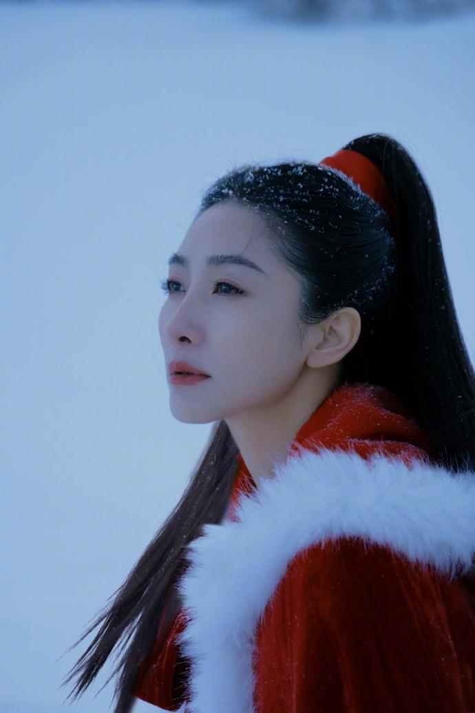 安陵容》:雪中英姿飒爽 陶昕然在社交媒体上晒出一组照片,一身古风