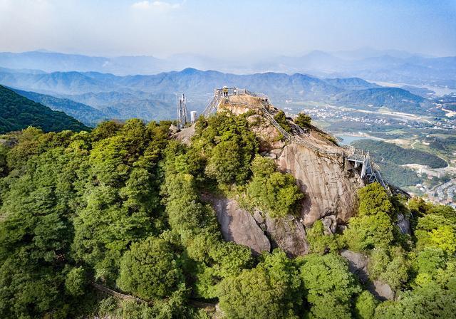 广东之珠,岭南第一山——罗浮山 罗浮山,位于广东省惠州市的博罗县,是