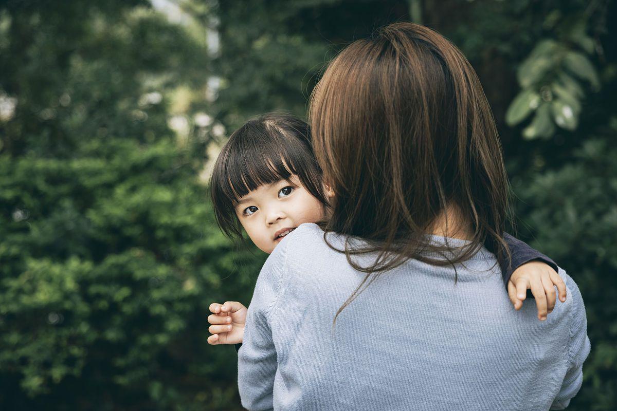 她们无私奉献,充满爱意.但当我们思考"妈妈:一生辛苦还是无限幸福?