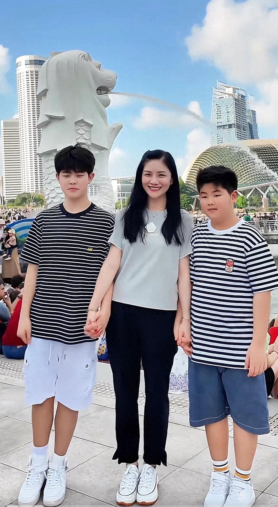 安吉颜值回升成阳光大男孩,小鱼儿却越来越像爸爸 胡可晒出了和两个