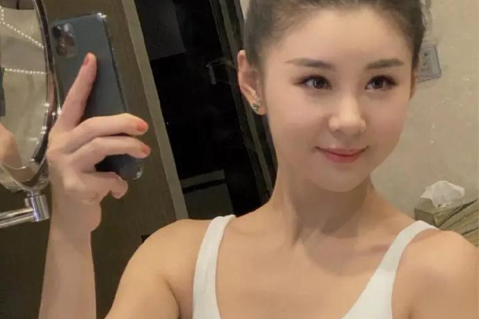 李小萌生二胎后健身照流出 李小萌生完二胎后,迅速恢复了身材,最近一