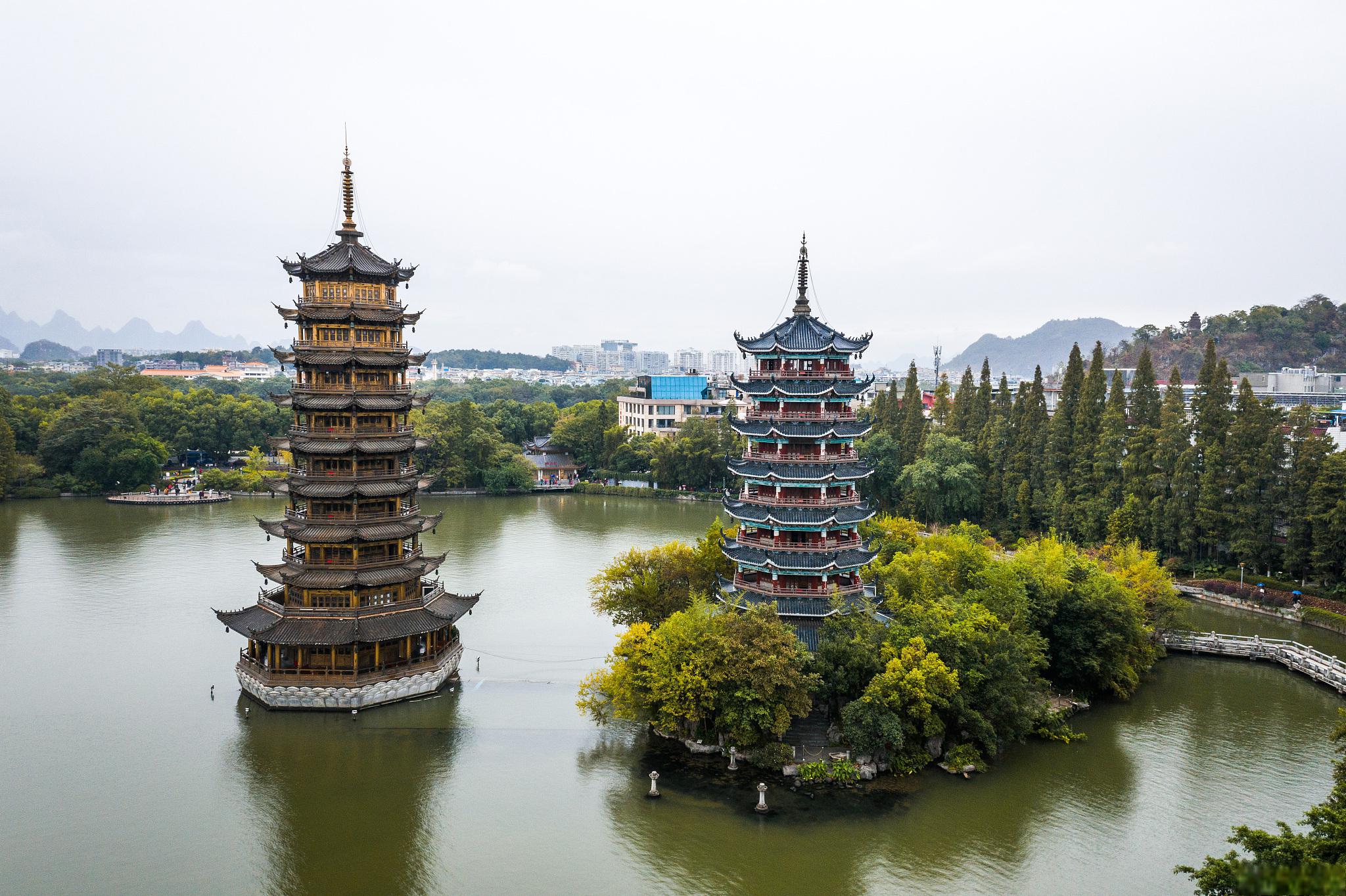 桂林双塔:广西的文化瑰宝 桂林双塔是桂林市区的璀璨明珠,也是广西的