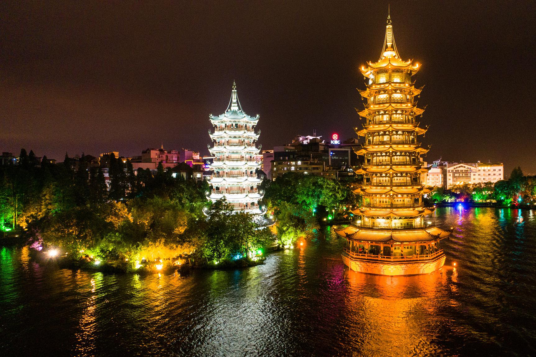 桂林双塔:广西的文化瑰宝 桂林双塔是桂林市区的璀璨明珠,也是广西的