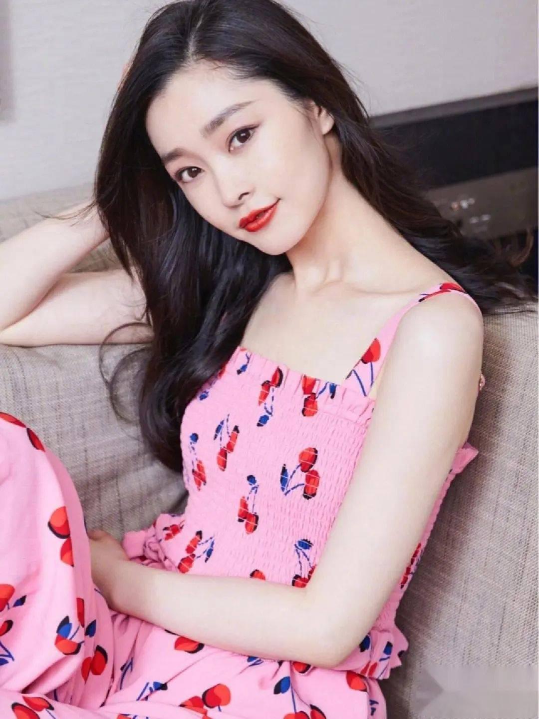 白到发光的七位女星 这些女明星的皮肤白皙程度远超常人,是天生丽质的