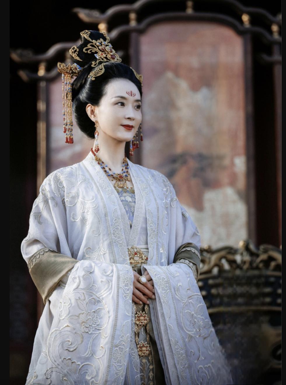 还珠格格》重聚:晴儿,萧剑,尔康再引关注 还珠格格》中的"晴儿"王艳