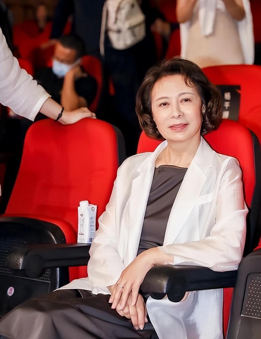 刘佳:银幕传奇的温情书写 在电影《黑三角》中,一个清秀的女兵形象