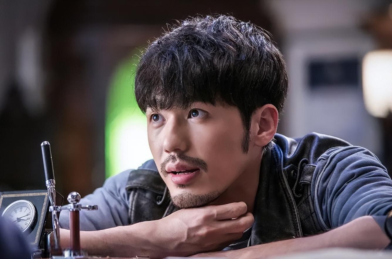 他的演出充满了个性和魅力,他的表演才华在电影和电视剧中得到