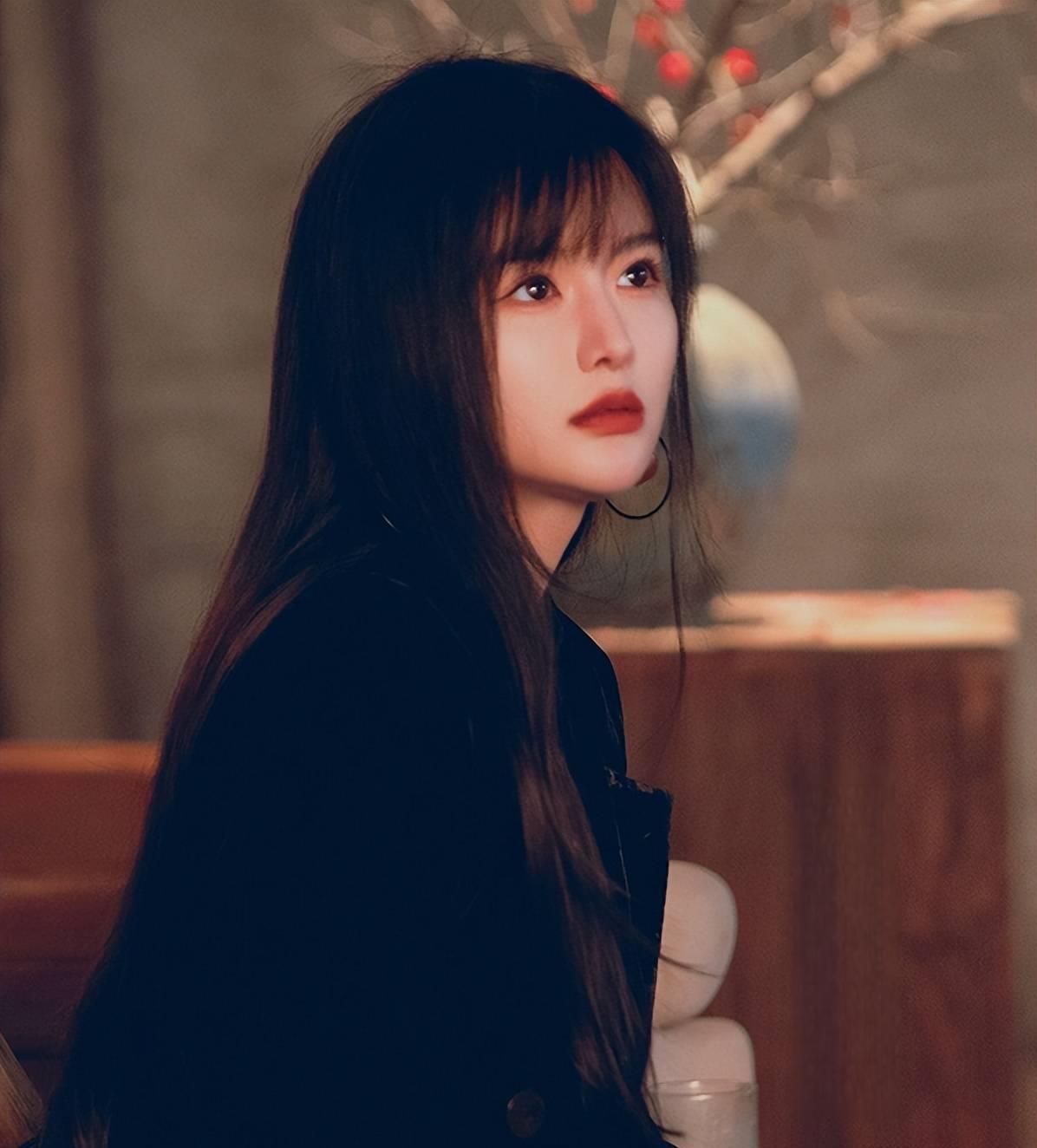 南笙的演艺事业并不如人意,尽管出演过一些影视作品,但大多数都是配角