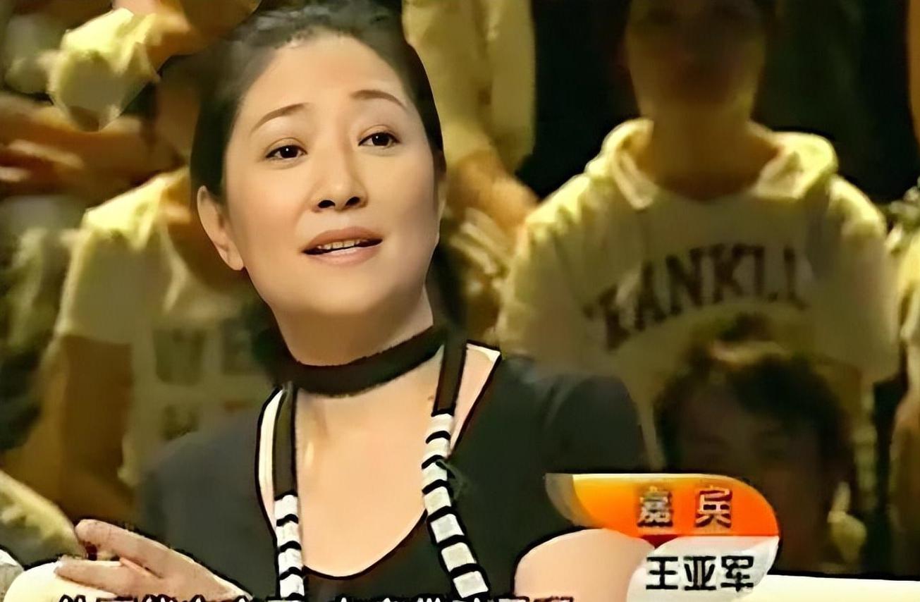 女星王亚军:40岁高龄生子 王亚军是一名演员,曾参演过多部影视作品