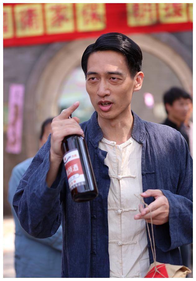 演员公磊:从冷板凳到荧屏明珠,辉叔点亮追梦之路 公磊,一位历经二十多