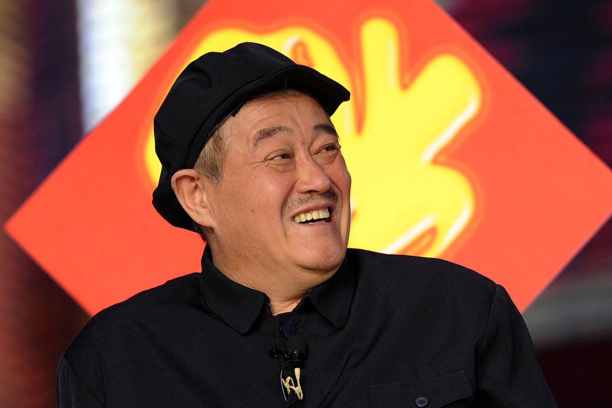 赵本山:从草根到巨星的传奇之路 赵本山,这位来自辽宁铁岭的二人转