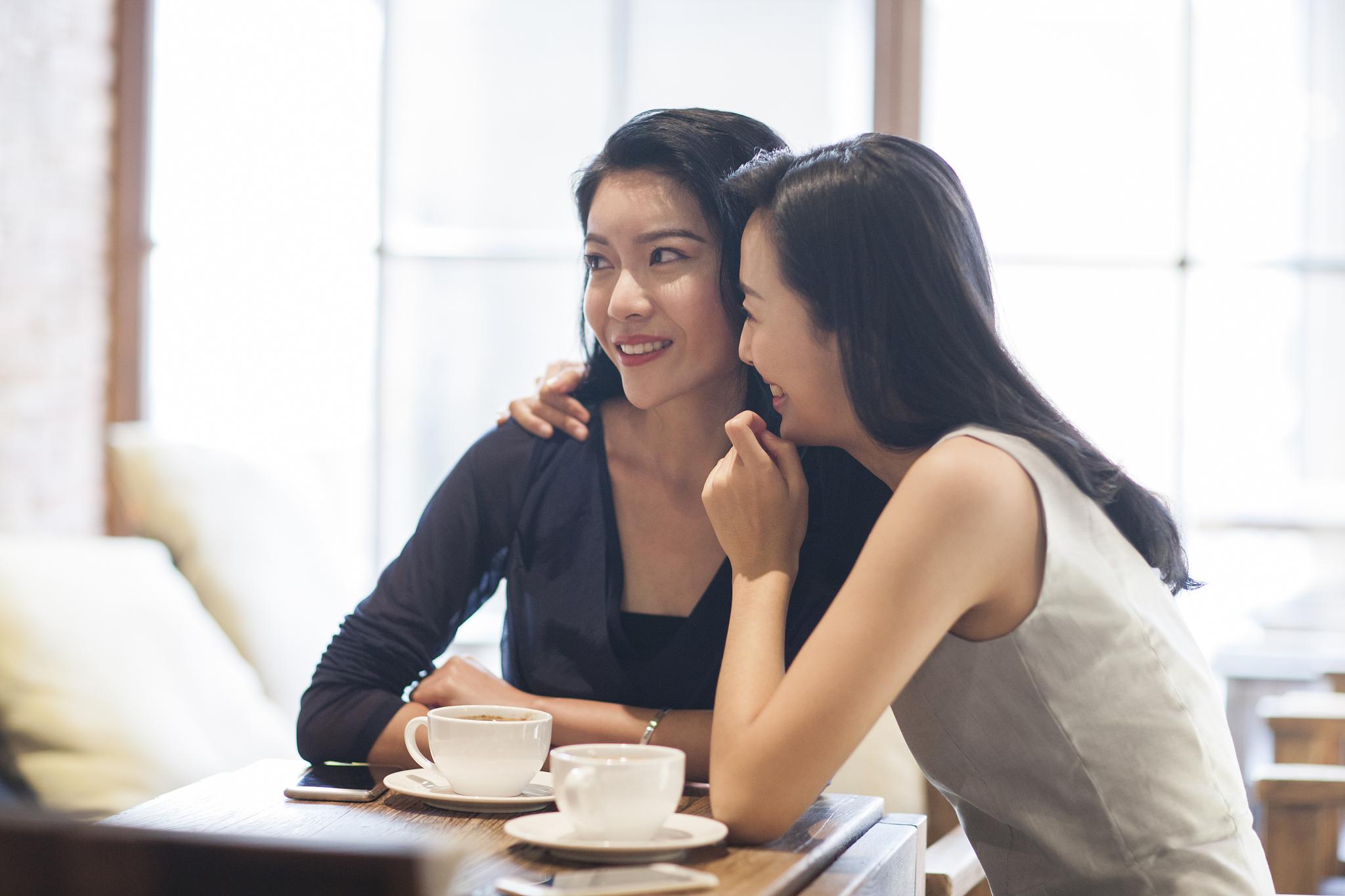 女人示爱的肢体语言图片