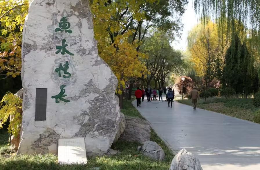 青年湖公园:都市中的一片绿洲 北京市东城区的青年湖公园,是都市中的