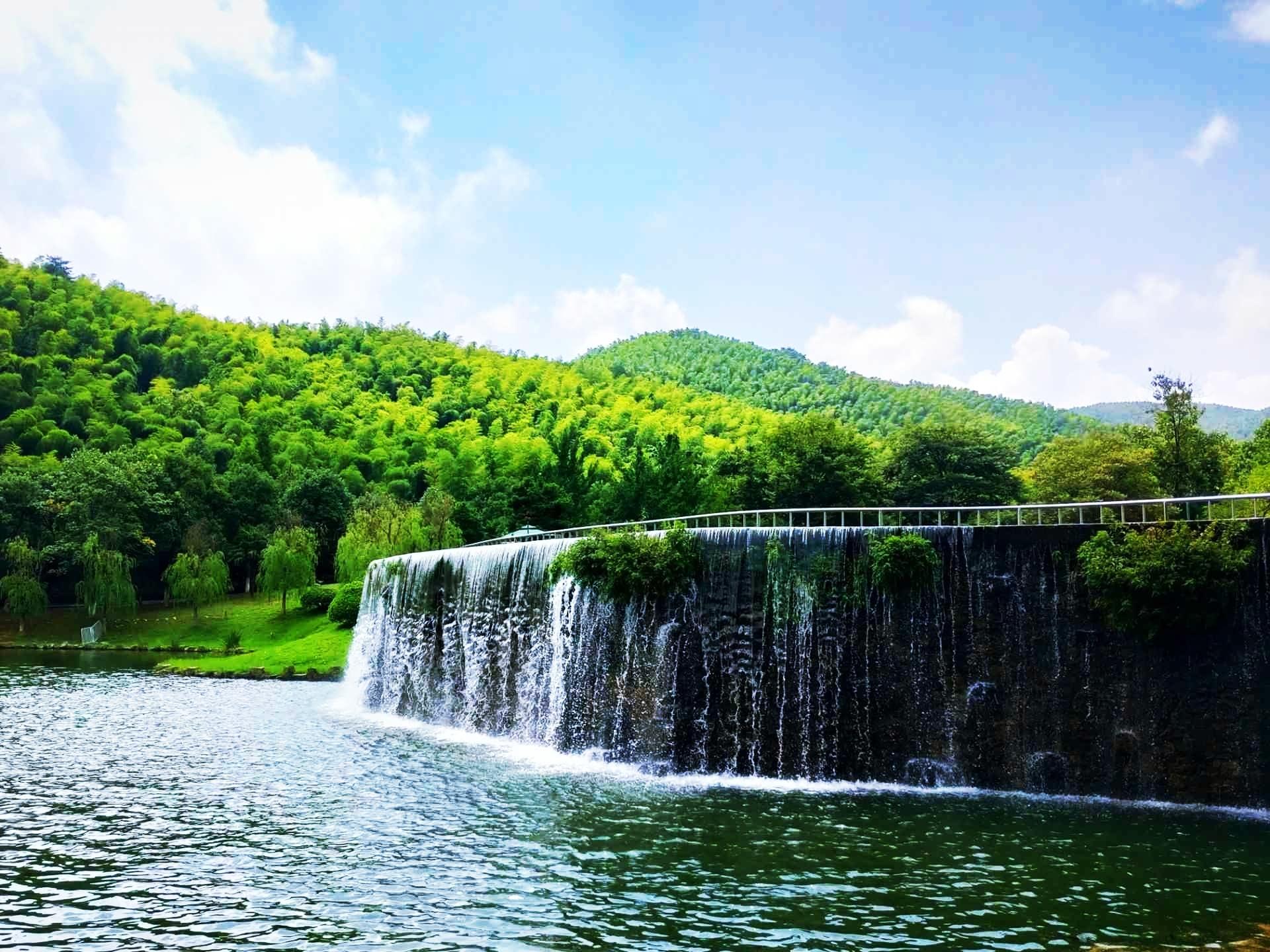 宜兴竹海:大自然的杰作,人类文明的珍贵遗产 宜兴竹海,一幅翠绿无边的