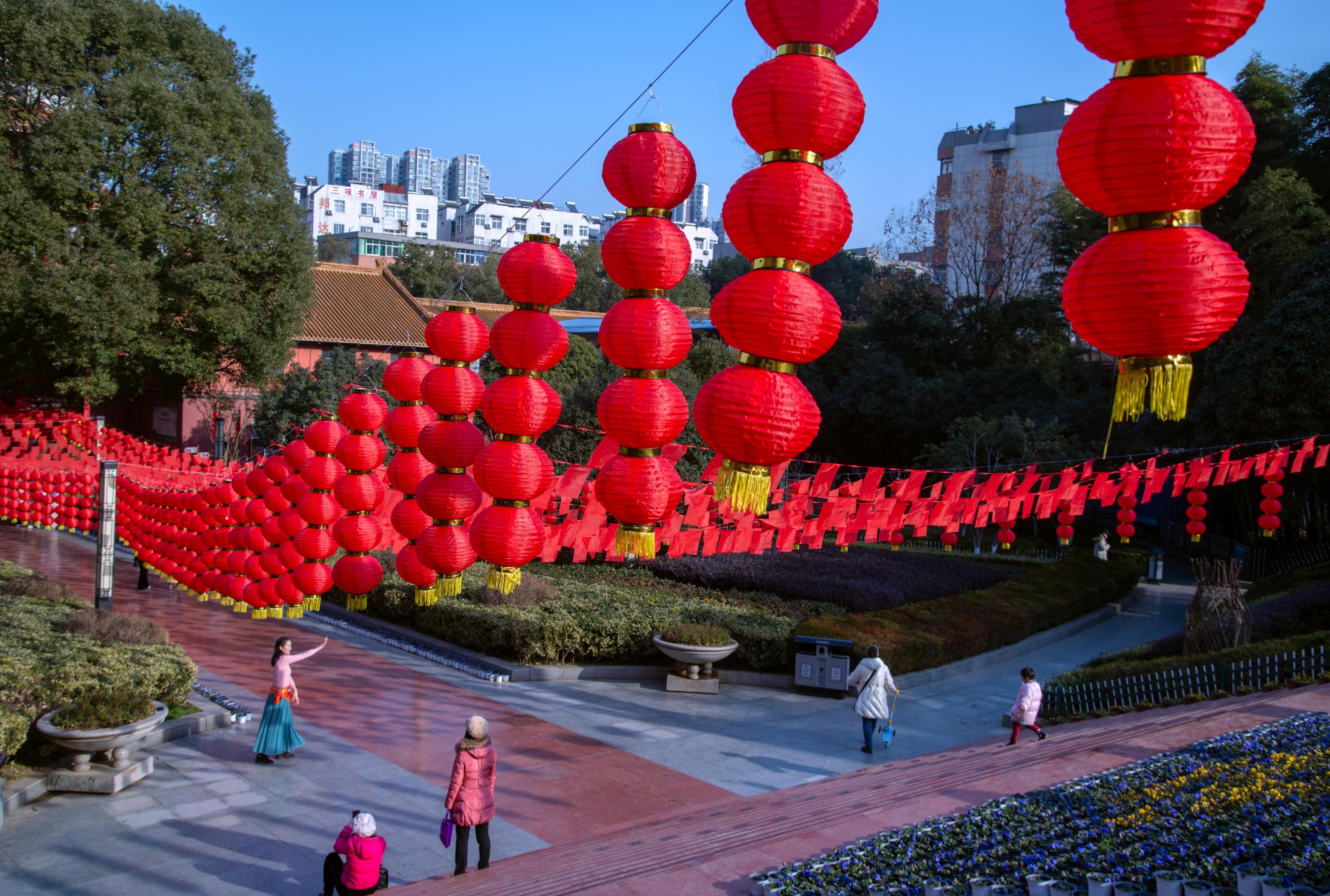 十堰市人民公园:2024年春节热闹赏灯场所 春节是中国最重要的传统节日