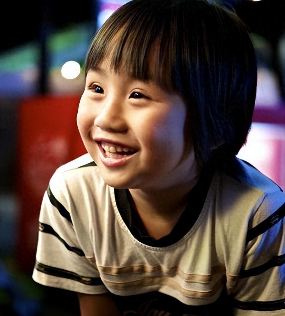 小小彬:被演艺事业剥削的童星悲剧 2004年出生的台湾童星小小彬,年仅2