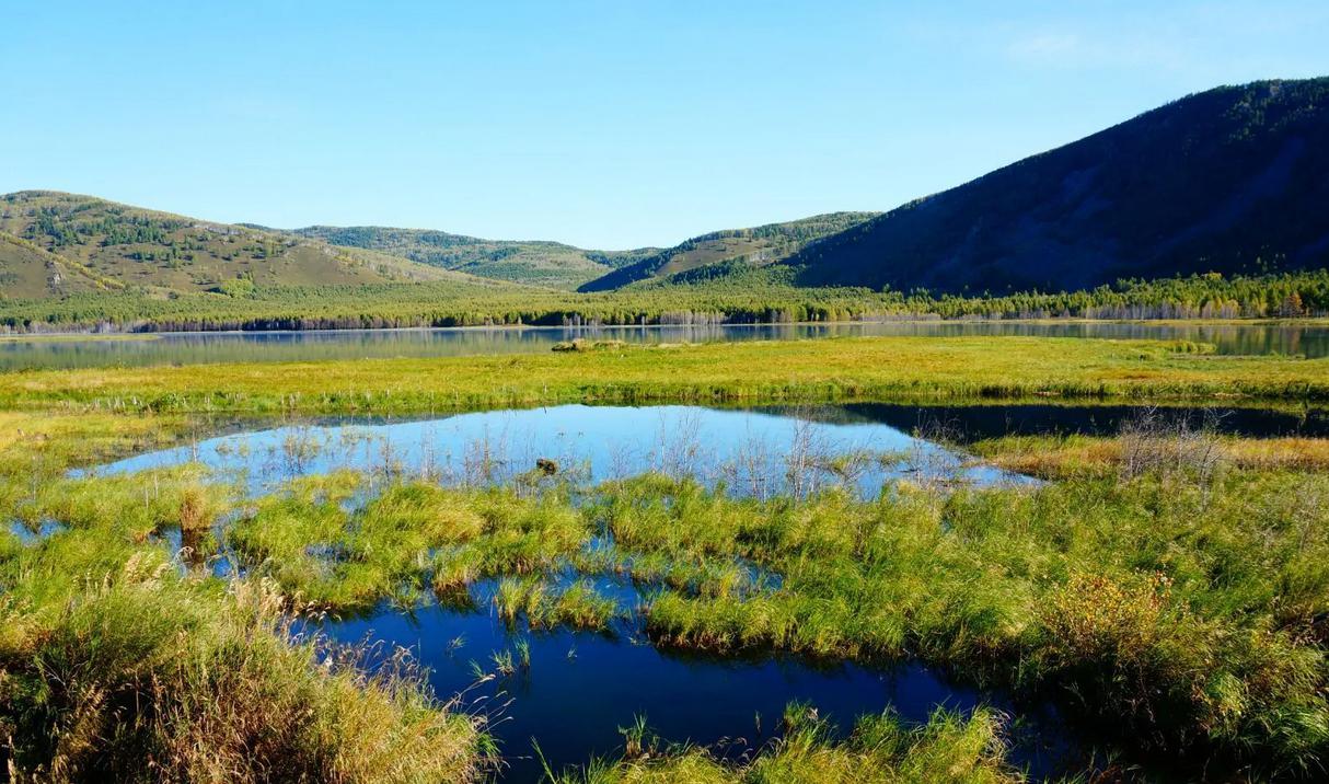 位于内蒙古阿尔山市的乌苏浪子湖,是一片宛如天堂的火山堰塞湖.