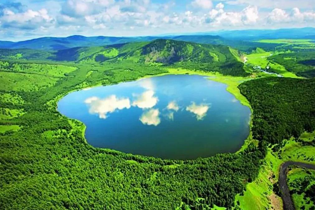 位于内蒙古阿尔山市的乌苏浪子湖,是一片宛如天堂的火山堰塞湖.