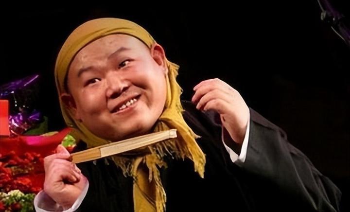 岳云鹏,这位德云社的年轻才俊,凭借其独特的歌唱技艺成为了娱乐市场