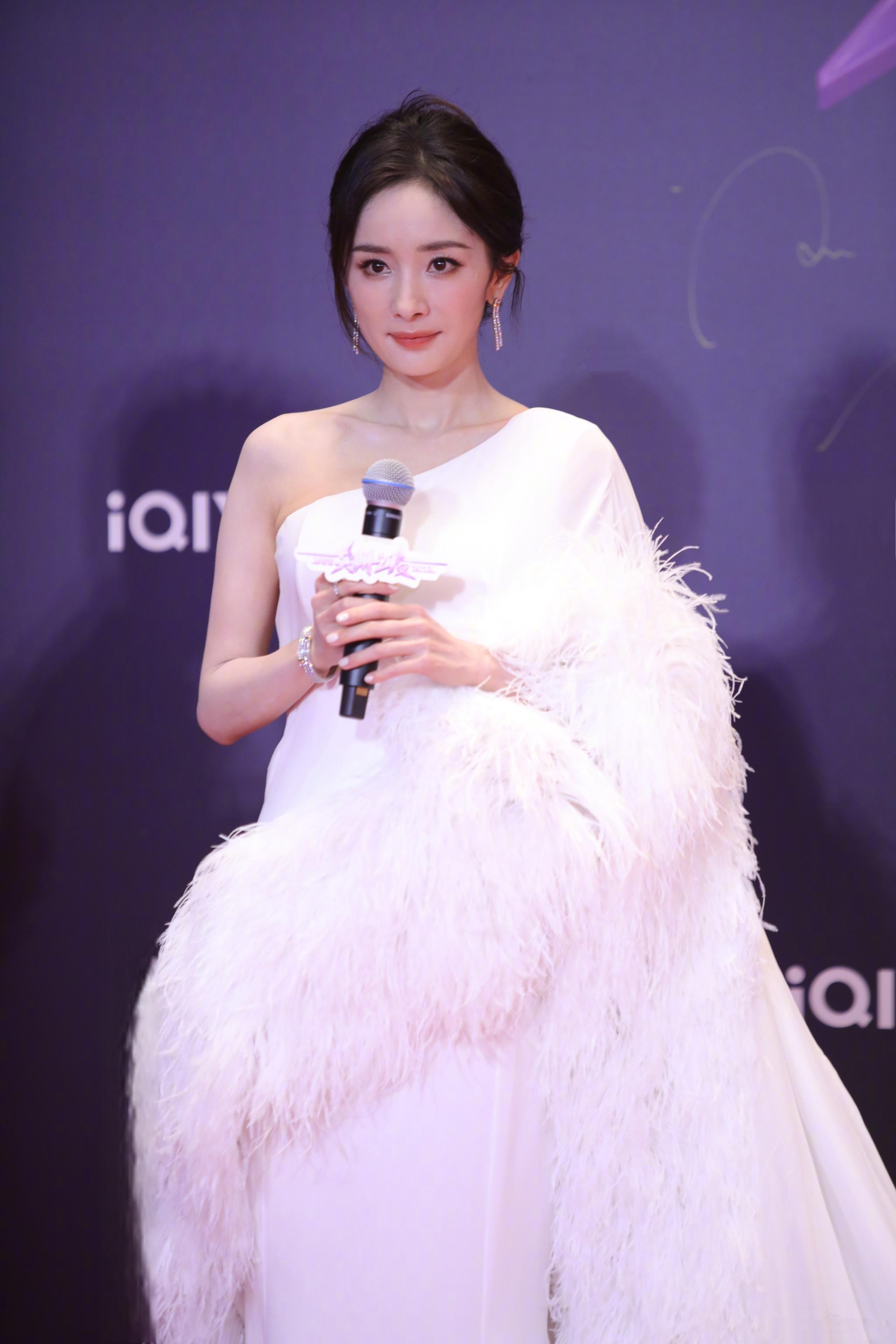女明星们的红毯之战 在澳门的璀璨之夜,女明星们如同天上的繁星,闪耀