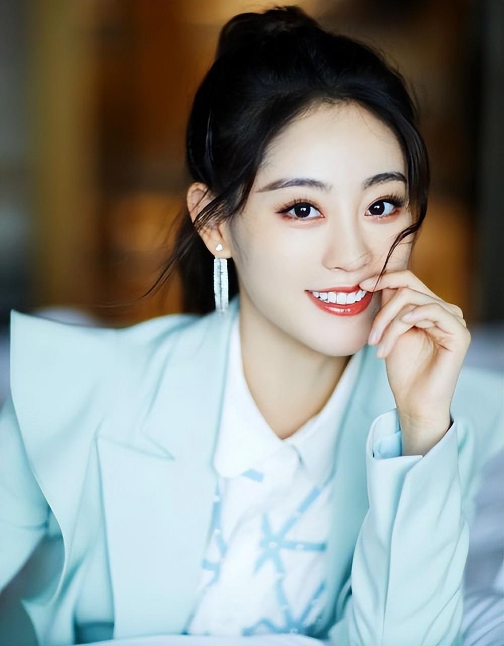 于正怒斥祝绪丹失约,祝绪丹粉丝强力辩护 近期,于正公开怒斥女演员