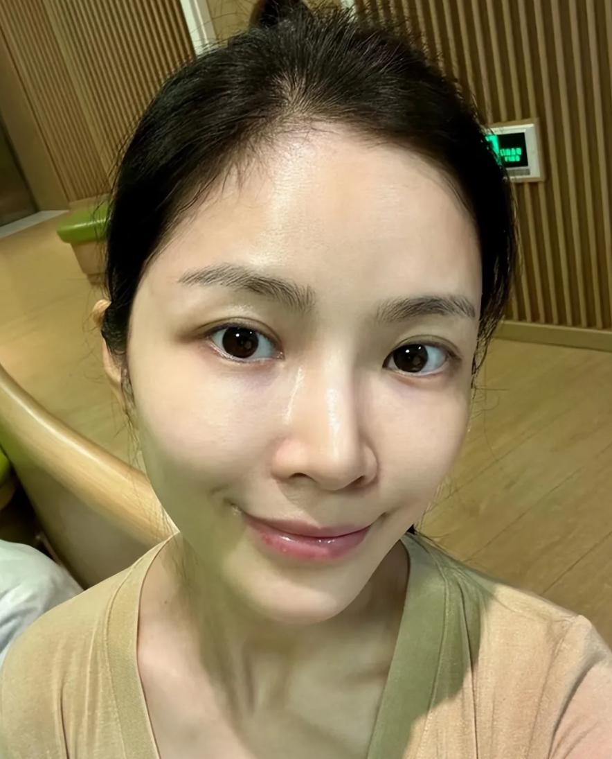 王灿:自信素颜女神 35岁的王灿,素颜状态下皮肤饱满,充满青春活力,是