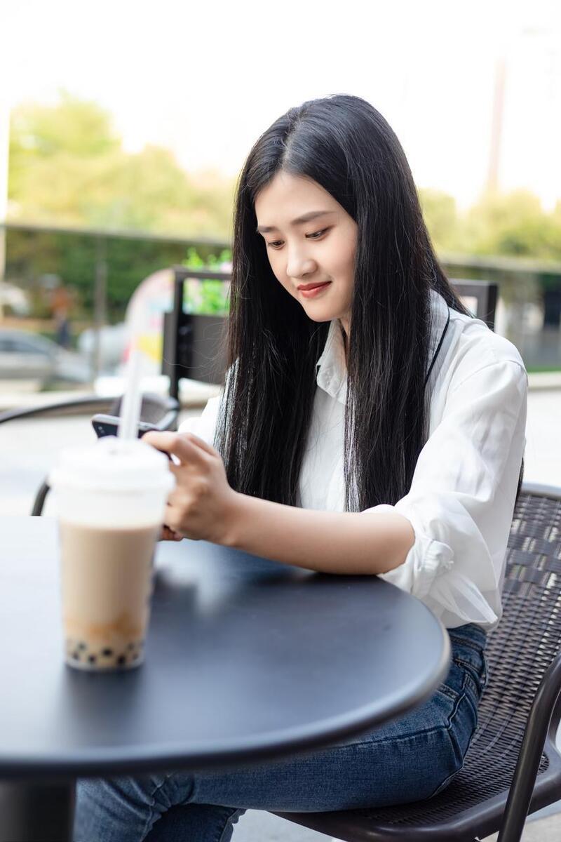 策略与启示 小文,22岁的女孩,在成都大学城开了家奶茶店