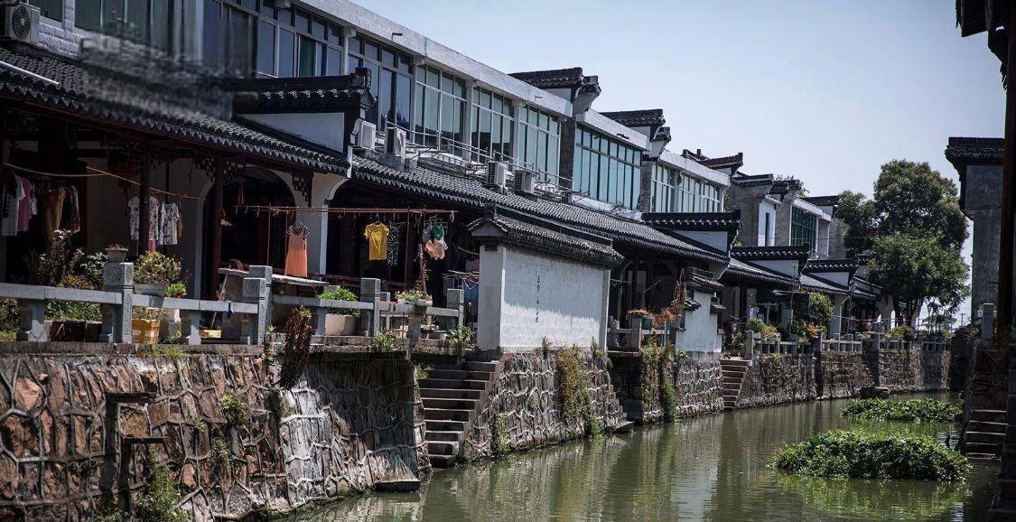 菱湖古镇:江南水乡的魅力所在 菱湖古镇,位于浙江湖州南浔区,是长三角