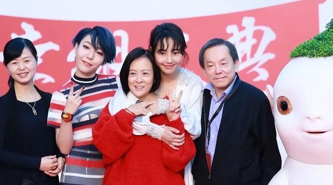 王京花:娱乐圈背后的传奇经纪人 王京花,这位中国第一代文化经纪人