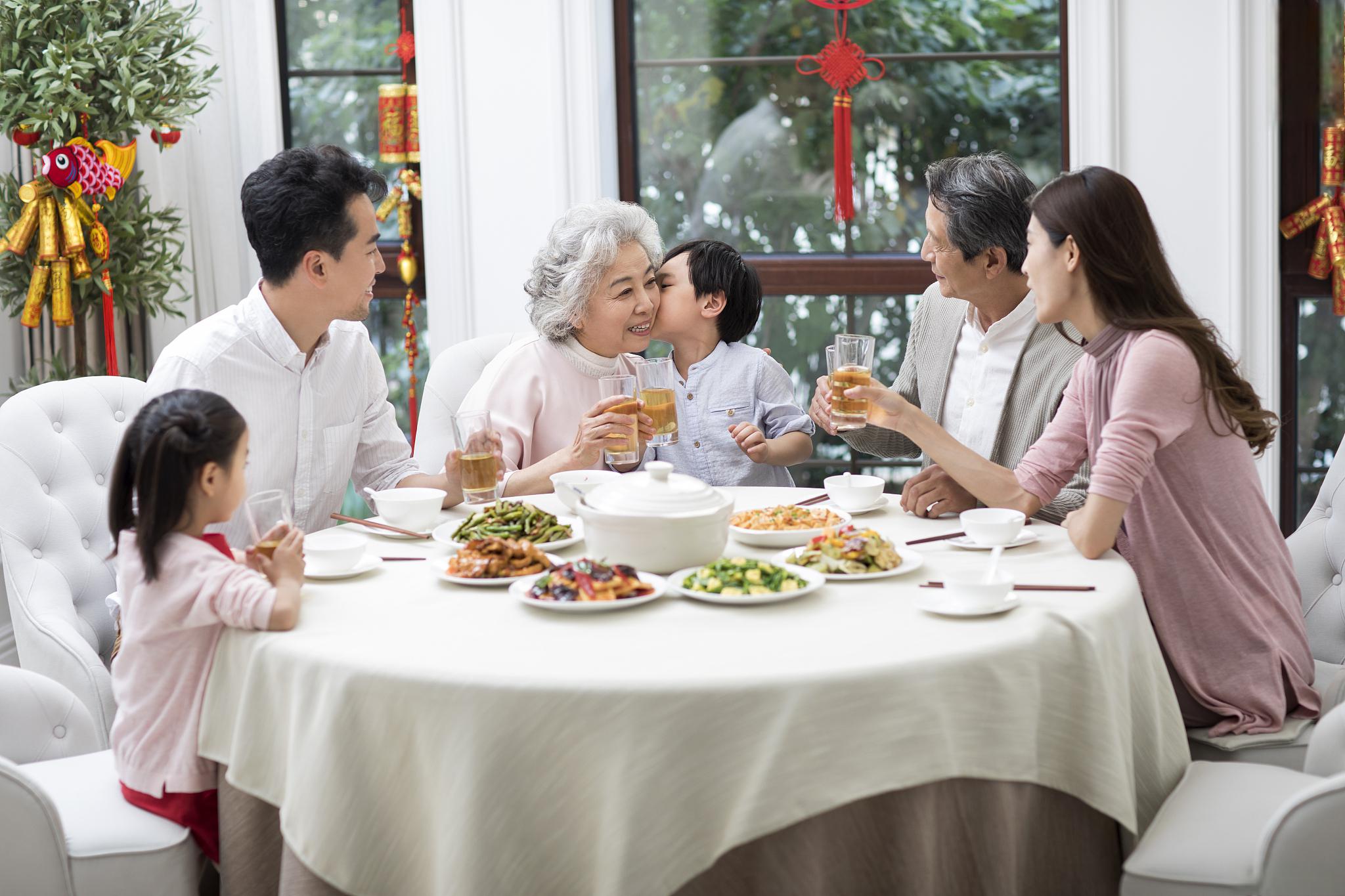 春节团圆饭,大人小孩都开心!