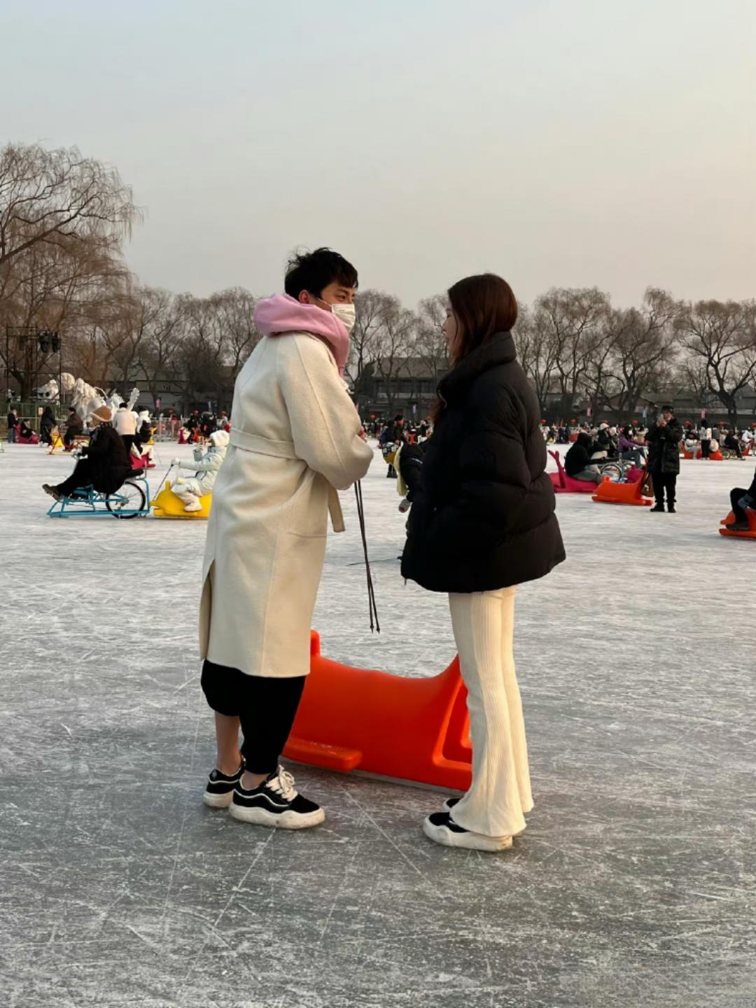 王大陆为女友披衣:暖心宠溺不惧寒冷 王大陆和女友在北京什刹海滑冰