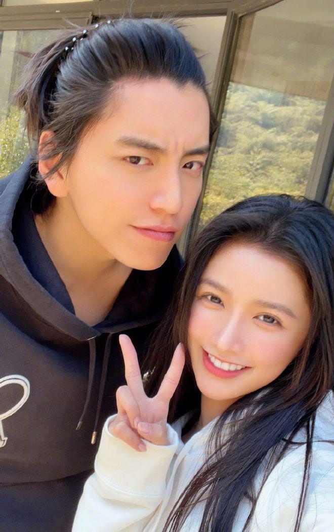 王大陆为女友披衣:暖心宠溺不惧寒冷 王大陆和女友在北京什刹海滑冰