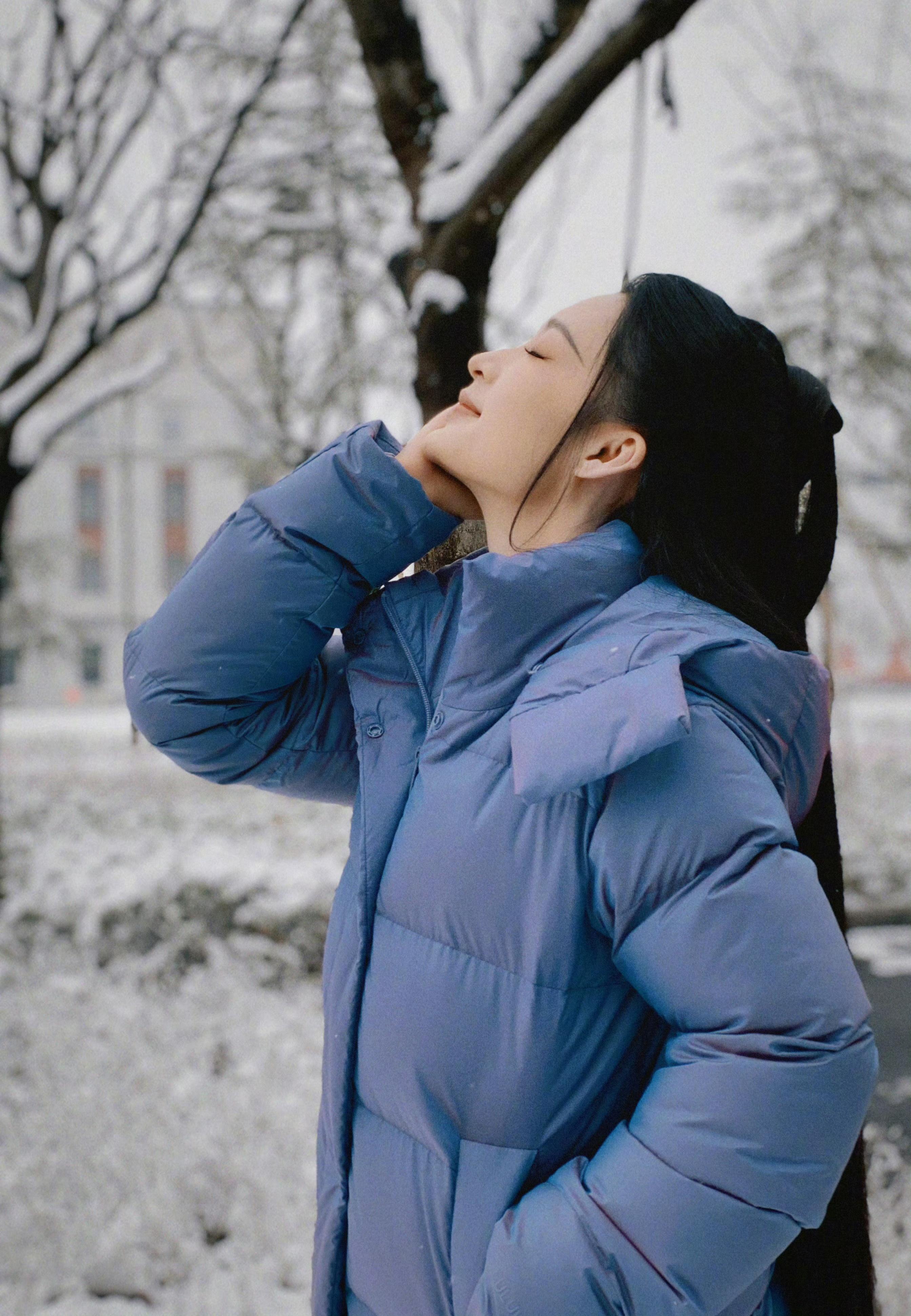 李沁雪中古风美照惊艳网友 女星李沁在社交平台发布了自己在雪中的美